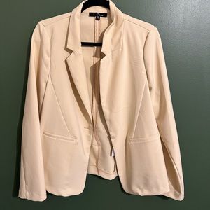 This is a lightweight, casual blazer. Size extra large!